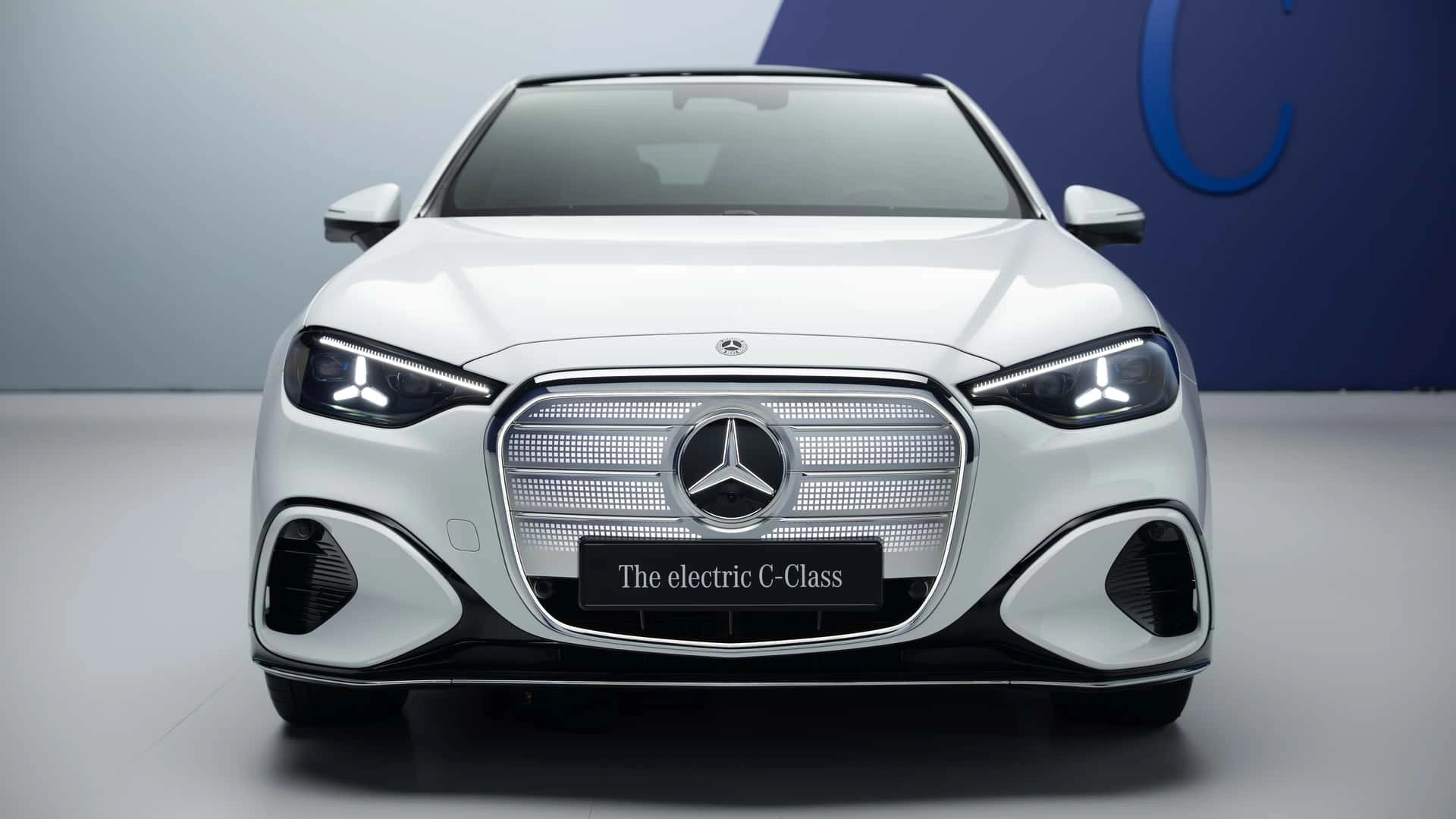 Mercedes c 400 4matic eq 2026 das exterieur in opalite white (1)